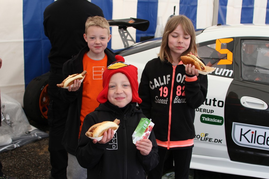 I teltet var der glæde over Danmarks Bedste hotdogs
(Foto: Keld Dohm)